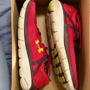 MENS size 12 Under Armour Red Rogue Speedform Charged shoes-USED/LIKE NEW!